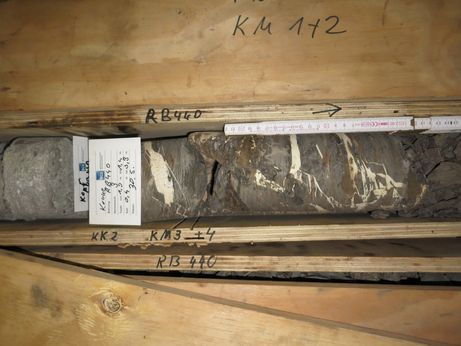Bohrkern aus einem vorlaufend injizierten Gebirgsbereich. Das Injektionsharz dringt in feinste Klüfte ein und verfestigt das aufgelockerte Gebirge.